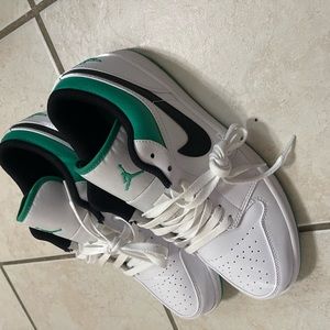 White & Green Low Gnikes
